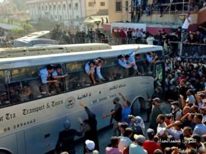 شاهد بالصور.. استمرار وصول الأسرى الفلسطينيين المحررين إلى مجمع ناصر الطبي في غزة