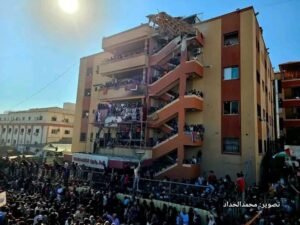 شاهد بالصور.. استمرار وصول الأسرى الفلسطينيين المحررين إلى مجمع ناصر الطبي في غزة
