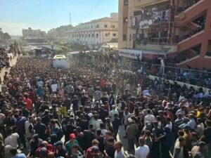 شاهد بالصور.. استمرار وصول الأسرى الفلسطينيين المحررين إلى مجمع ناصر الطبي في غزة