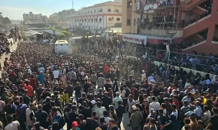 شاهد بالصور.. استمرار وصول الأسرى الفلسطينيين المحررين إلى مجمع ناصر الطبي في غزة