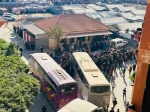شاهد بالصور.. استمرار وصول الأسرى الفلسطينيين المحررين إلى مجمع ناصر الطبي في غزة