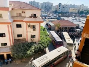 شاهد بالصور.. استمرار وصول الأسرى الفلسطينيين المحررين إلى مجمع ناصر الطبي في غزة