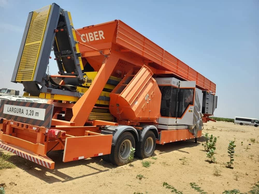 شاحنات وآليات ضخمة تدخل الخرطوم انفاذا لتوجيهات من مساعد البرهان شاحنات وآليات ضخمة تدخل الخرطوم انفاذا لتوجيهات من مساعد البرهان