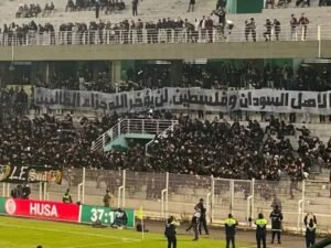 لافتة غريبة في المدرجات أثناء مباراة الرجاء والوداد في الدوري المغربي لافتة غريبة في المدرجات أثناء مباراة الرجاء والوداد في الدوري المغربي