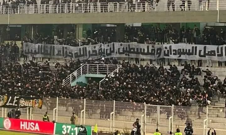 لافتة غريبة في المدرجات أثناء مباراة الرجاء والوداد في الدوري المغربي