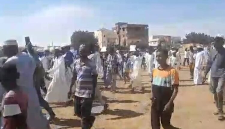 مظاهرات في الخرطوم والمساجد تقيم صلاة الغائب على ضحايا الفاشر وبارا والوالي يعلن التعبئة وفتح معسكرات التدريب