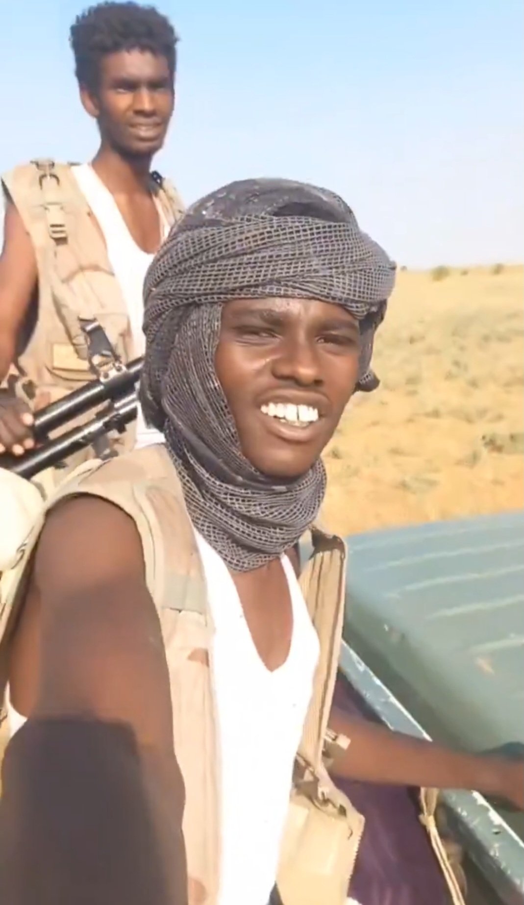 فيديو صادم ..الدعم السريع تهاجم مواطنين فارين من الموت في الفاشر ومقتل 47 شخصًا بينهم نساء وأطفال فيديو صادم ..الدعم السريع تهاجم مواطنين فارين من الموت في الفاشر ومقتل 47 شخصًا بينهم نساء وأطفال