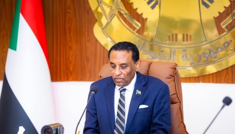 رئيس الوزراء السوداني يصدر قرارا بإقالة مسؤول كبير وتعيين إمرأة خلفًا له