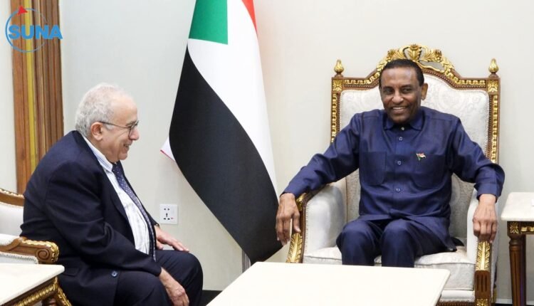 رئيس وزراء السودان يعلن تعهدات أمام “رمطان لعمامرة” مبعوث الامين العام للأمم المتحدة