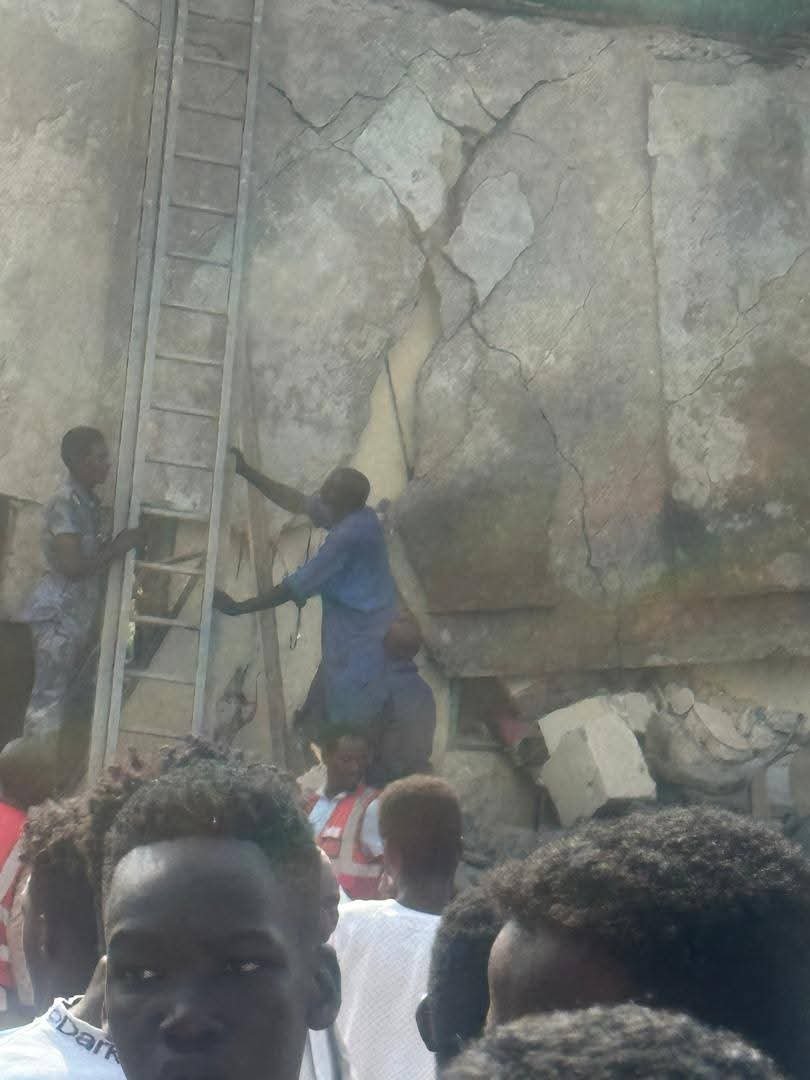 إنهيار مدرسة فوق رؤوس نازحين يقطنون داخلها وإجلاء مصابين في عملية إنقاذ معقدة