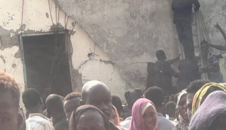 إنهيار مدرسة فوق رؤوس نازحين يقطنون داخلها وإجلاء مصابين في عملية إنقاذ معقدة