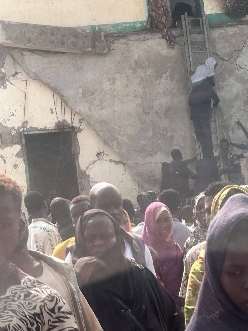 إنهيار مدرسة فوق رؤوس نازحين يقطنون داخلها وإجلاء مصابين في عملية إنقاذ معقدة