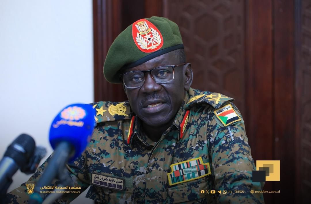 وزير الدفاع السوداني يعلن التعبئة ومواصلة الجيش لقتال الدعم السريع ردا على مقترح الهدنة الأميركي..تفاصيل اجتماع طارئ برئاسة البرهان في الخرطوم "بالفيديو والصور" وزير الدفاع السوداني يعلن التعبئة ومواصلة الجيش لقتال الدعم السريع ردا على مقترح الهدنة الأميركي..تفاصيل اجتماع طارئ برئاسة البرهان في الخرطوم "بالفيديو والصور"