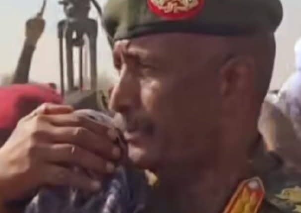 البرهان يعانق احدى النازحات ويزرف الدموع في مخيم يضم آلاف النازحين من الفاشر في الدبة ويتحدث عن النصر قريبا “فيديو”