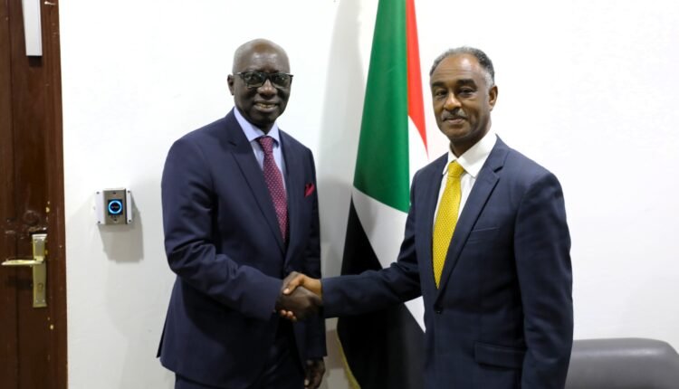 السودان يدفع بمطالب عاجلة إلى الإتحاد الأفريقي ويتلقى وعدا من المبعوث الخاص لمنع الابادة الجماعية باتخاذ خطوات مهمة في انتهاكات الدعم السريع