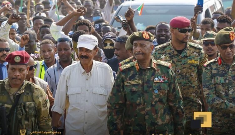 أفورقي في السودان وسط استقبال شعبي حاشد .. ما سر الزيارة المفاجئة