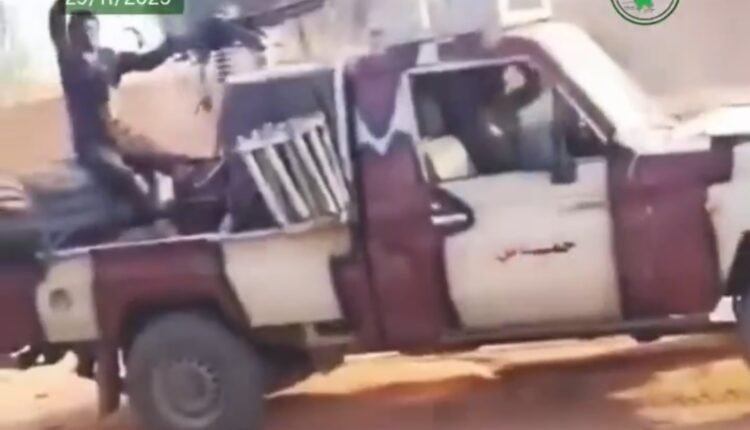 بالفيديو .. قوات وسيارات قتالية تابعة لزعيم مجلس الصحوة موسى هلال تشارك في هجوم على الفرقة 22 بابنوسة التابعة للجيش السوداني
