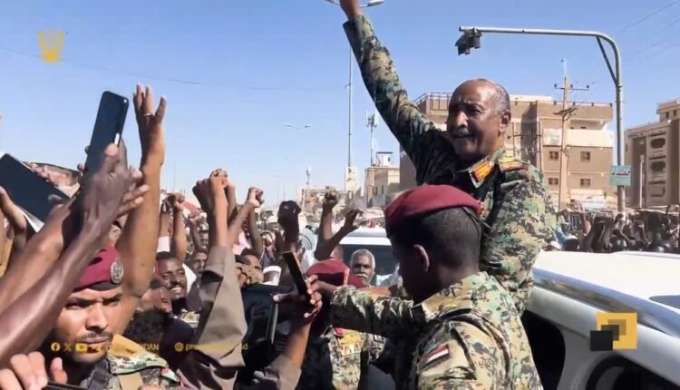 عاجل بالفيديو .. البرهان في زيارة مفاجئة الى غرب أم درمان وحشود ضخمة تحاصره