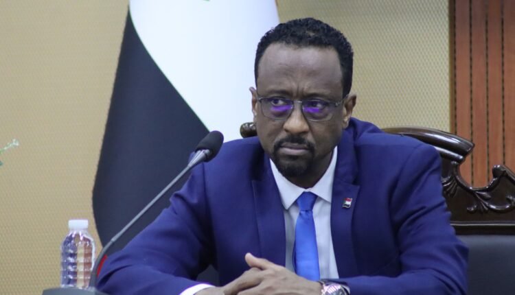 وزير الإعلام السوداني يكشف عن “باكتات من العملة” ضبطت في منزل احد أعضاء لجنة إزالة التمكين ويتوعد بمحاكمته