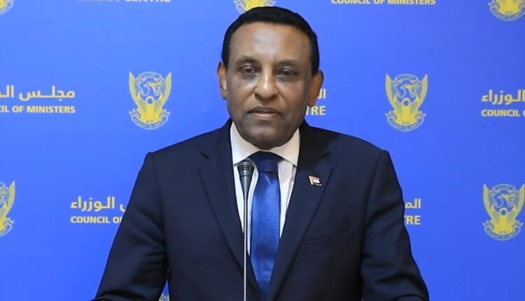 رئيس الوزراء السوداني كامل إدريس يعود من جنيف بعد غياب اثار جدلا ويصدر توجيهات مهمة