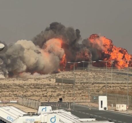 عاجل .. سقوط طائرة مقاتلة في معرض دبي للطيران ومقتل الطيار وتصاعد النيران بكثافة وهلع في المكان “فيديو”