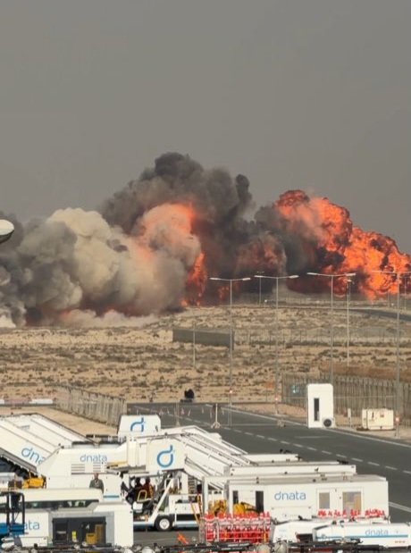 عاجل .. سقوط طائرة مقاتلة في معرض دبي للطيران ومقتل الطيار وتصاعد النيران بكثافة وهلع في المكان “فيديو”