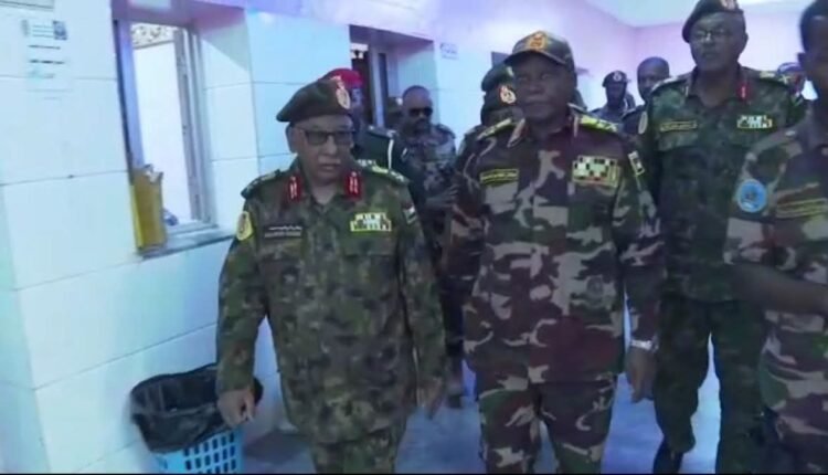 مدير جهاز المخابرات السوداني في معسكر سركاب و مقبرة شهداء حرب الكرامة