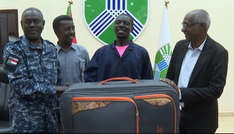 والي الخرطوم يستجيب لاثنين من عمال نظافة الطرق واكمال مراسم زواجهما