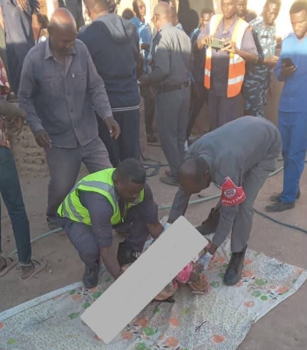 الدفاع المدني تنتشل طفلة سقطت داخل بئر بالخرطوم.. في عملية معقدة الدفاع المدني تنتشل طفلة سقطت داخل بئر بالخرطوم.. في عملية معقدة