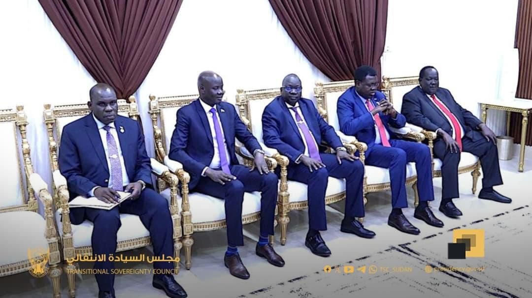 عاجل ..البرهان يتسلم رسالة مهمة من سلفاكير واتفاق على مباحثات في النفط والتجارة والقضايا السياسية.. تحركات بعد أزمة حقل هجليج النفطي عاجل ..البرهان يتسلم رسالة مهمة من سلفاكير واتفاق على مباحثات في النفط والتجارة والقضايا السياسية.. تحركات بعد أزمة حقل هجليج النفطي