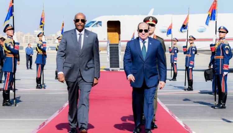 السيسي يستقبل البرهان بمراسم احتفالية بالقصر الرئاسي في القاهرة