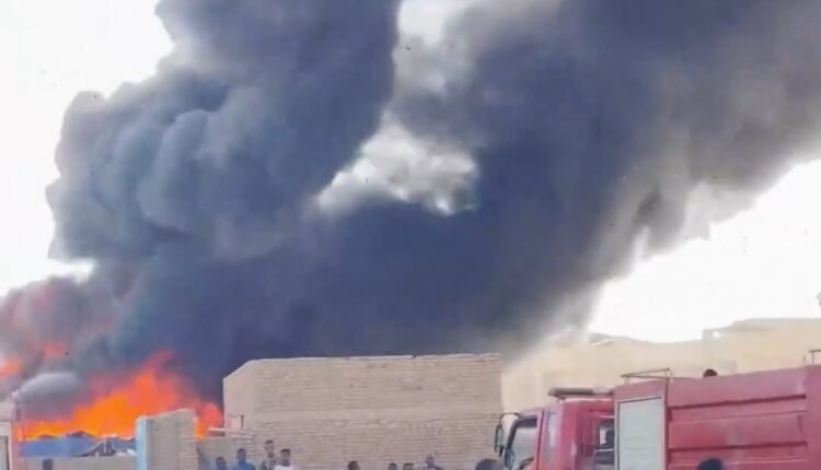 اندلاع حريق ضخم في عطبرة وسحب الدخان تغطي سماء المدينة