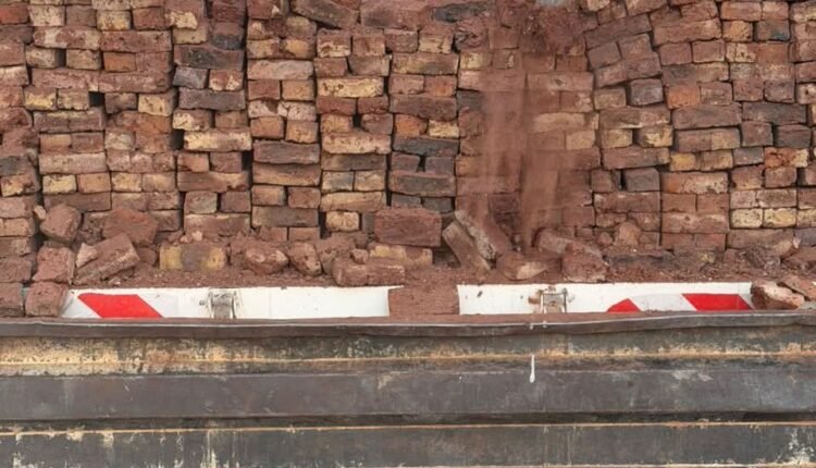 ضبط مئات من “كراتين السجائر” مهربة داخل شاحنة “طوب”