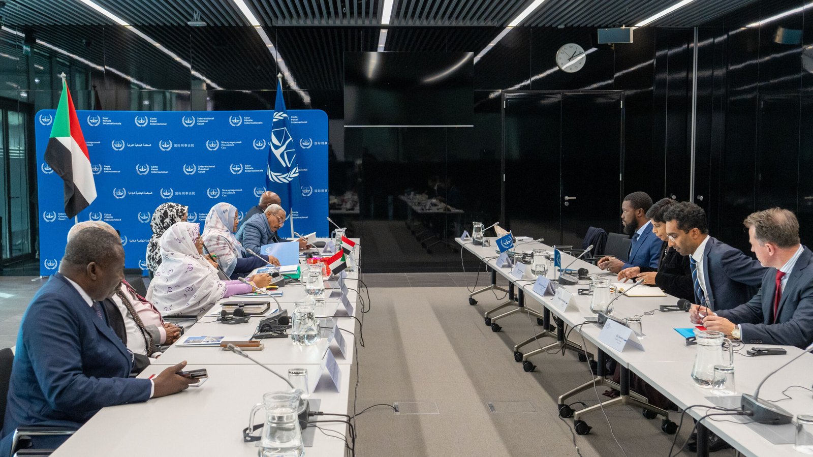 المحكمة الجنائية الدولية تبحث في لاهاي مع النائبة العامة في السودان تحقيقات جرائم دارفور.. لقاء تكتمت عليه الحكومة المحكمة الجنائية الدولية تبحث في لاهاي مع النائبة العامة في السودان تحقيقات جرائم دارفور.. لقاء تكتمت عليه الحكومة