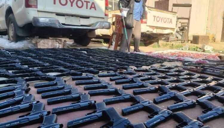 السودان : ضبط كميات كبيرة من الأسلحة والذخائر وأجهزة استارلينك في عملية مداهمة أمنية لجهاز المخابرات والمباحث