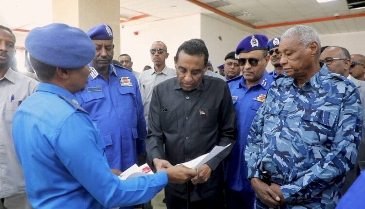 رئيس الوزراء السوداني من داخل مجمع خدمات الجمهور ويكشف عن إجراء  10 الاف معاملة يوميًا للمواطنين