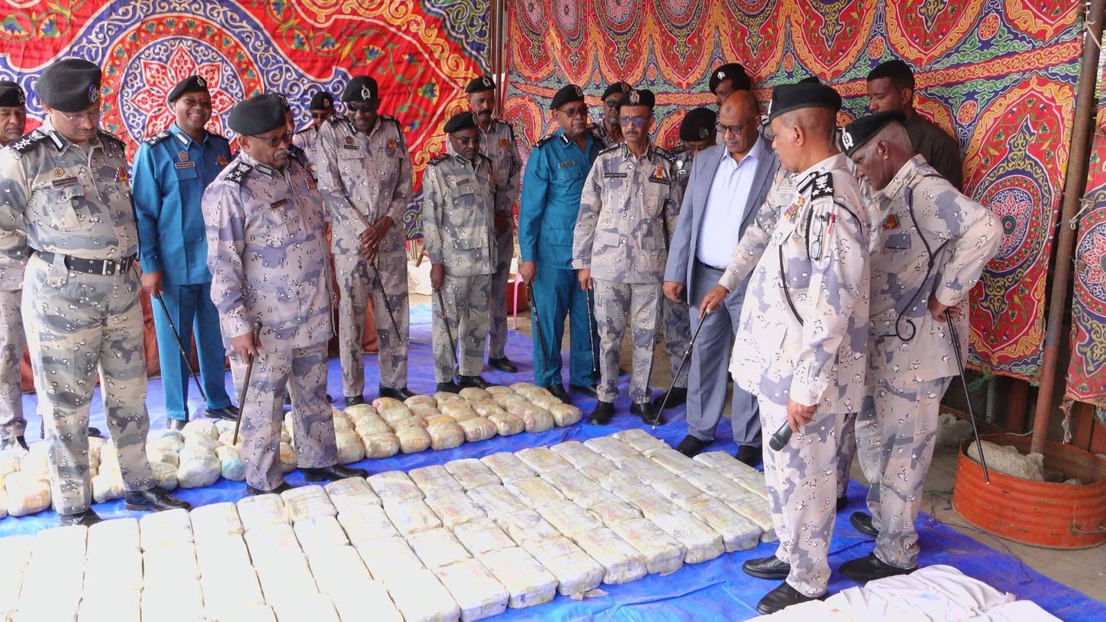 مداهمة شبكة في جزيرة بالبحر الأحمر والقبض على11متهمًا بينهم أجانب وإحباط تهريب شحنة ضخمة من المخدرات الخطرة مداهمة شبكة في جزيرة بالبحر الأحمر والقبض على11متهمًا بينهم أجانب وإحباط تهريب شحنة ضخمة من المخدرات الخطرة