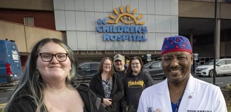 طبيب سوداني يقود فريقًا طبيًا لإنقاذ فتاة في كندا من “موت سريري” لتصبح “الناجية الوحيدة على مستوى العالم”