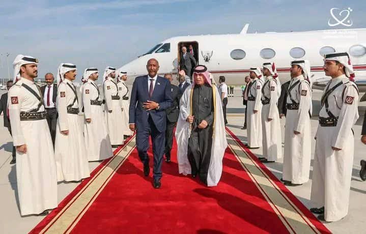 أمير قطر يقيم مراسم إستقبال رسمية للبرهان في الديوان الأميري