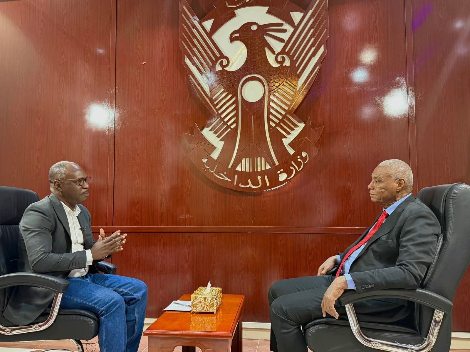 وزير الداخلية السوداني يعلن القبض على البشير ومعظم معاونيه الفارين من السجون