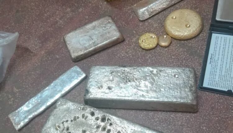 ضبط سبائك من الذهب والفضة بحوزة رجل داخل حي بمدينة عطبرة