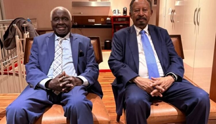 لقاء بين المؤتمر الشعبي بقيادة علي الحاج و”صمود” برئاسة حمدوك يفجر جدلا وانتقادات كبيرة