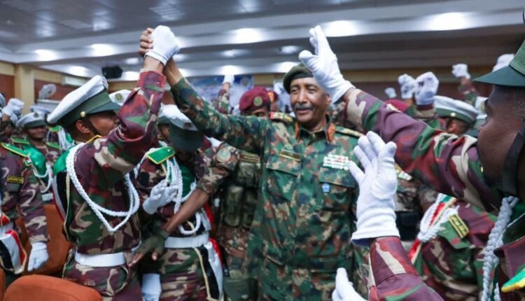 قائد الجيش السوداني وسط قوات جهاز المخابرات : مصممون على إنهاء التمرد للأبد ولن نسمح بوجوده مجدداً