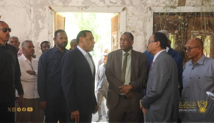 رئيس الوزراء السوداني من أمام مكتبة “المين” بجامعة الخرطوم ..شاهد على الدمار ويطلق تعهدات