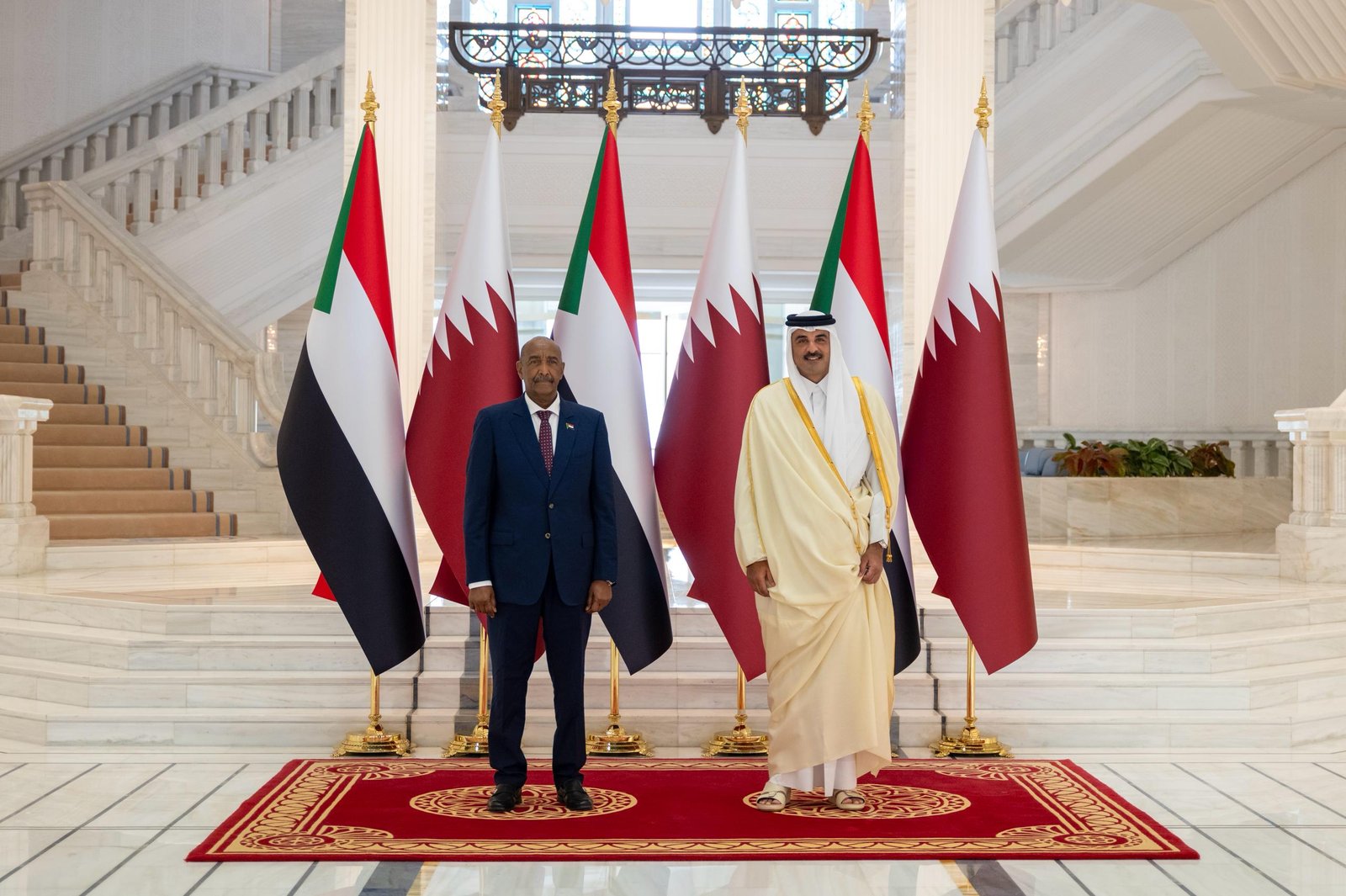 البرهان يعود من قطر عبر مطار الخرطوم ويعلق على لقاء مع تميم وياسر العطا في استقباله"فيديو"