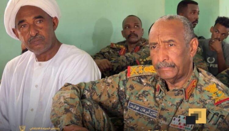 البرهان يترجل من سيارته لتحية أمير قبيلة فرض عليه الإتحاد الأوروبي عقوبات و يحي حشود ضخمة من على سيارة مكشوفة “فيديو”