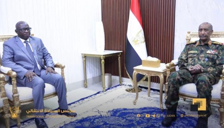 البرهان يكشف عن اتفاقات أمنية مع غامبيا بشأن “المرتزقة” والإرهاب