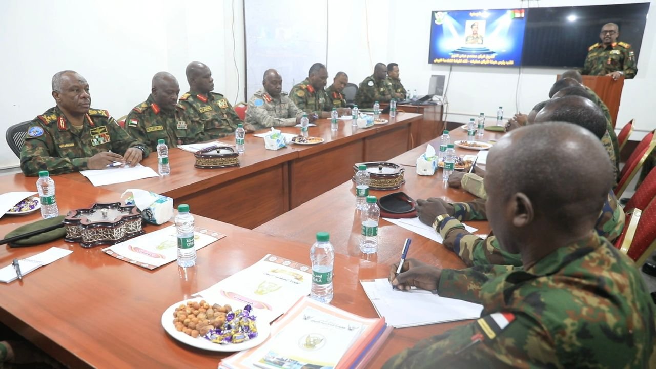 ياسر العطا يعلن استمرار القتال من وسط المتحركات العسكرية وقوات الفرقة الخامسة مشاة في الأبيض.. ويطلق وعدا : السيطرة الجنينة "فيديو"