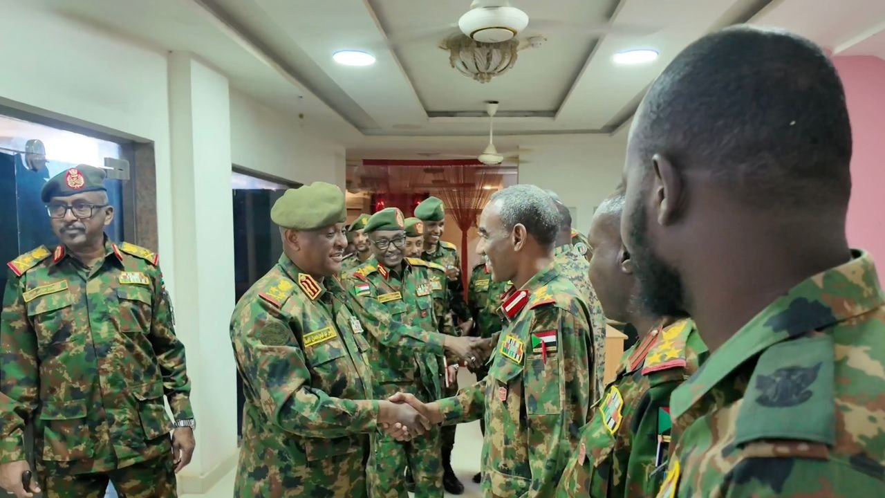 ياسر العطا يعلن استمرار القتال من وسط المتحركات العسكرية وقوات الفرقة الخامسة مشاة في الأبيض.. ويطلق وعدا : السيطرة الجنينة "فيديو"