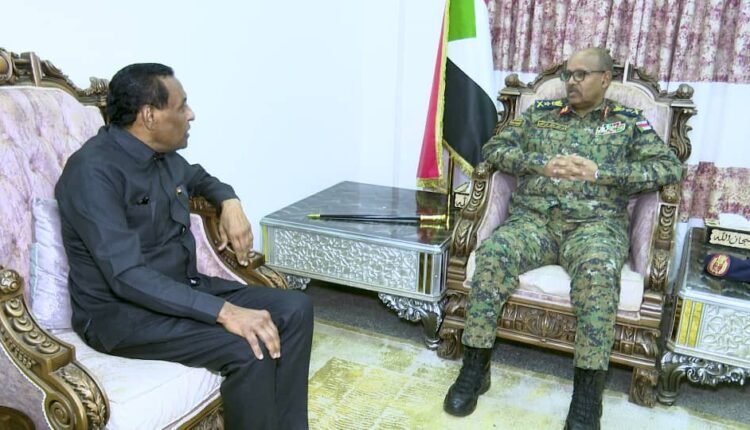 رئيس الوزراء وإبراهيم جابر في أول لقاء وجها لوجه بعد خلافات العقود الدولارية وخطاب مسرب